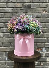 Цветочная композиция из Гипсофила и Розы в шляпной коробке в Зверево