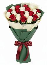 Букет Микс из красных и белых роз в Зверево