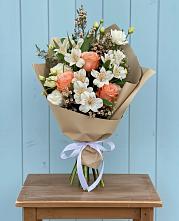 Букет цветов из:  Альстромерии, Лизиантусы, Розы и Хризантемы в Зверево