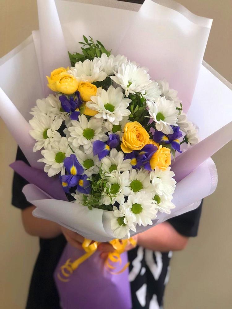 Букет цветов из: Ирисы, Хризантемы и Розы в Зверево