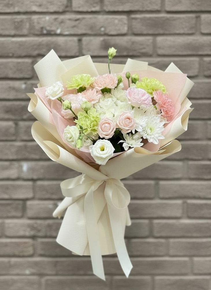 Букет цветов из: Гвоздики, Розы, Лизиантусы и Хризантемы в Зверево