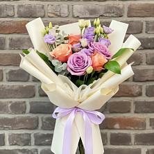 Букет цветов из:  Лизиантусы и Розы в Зверево