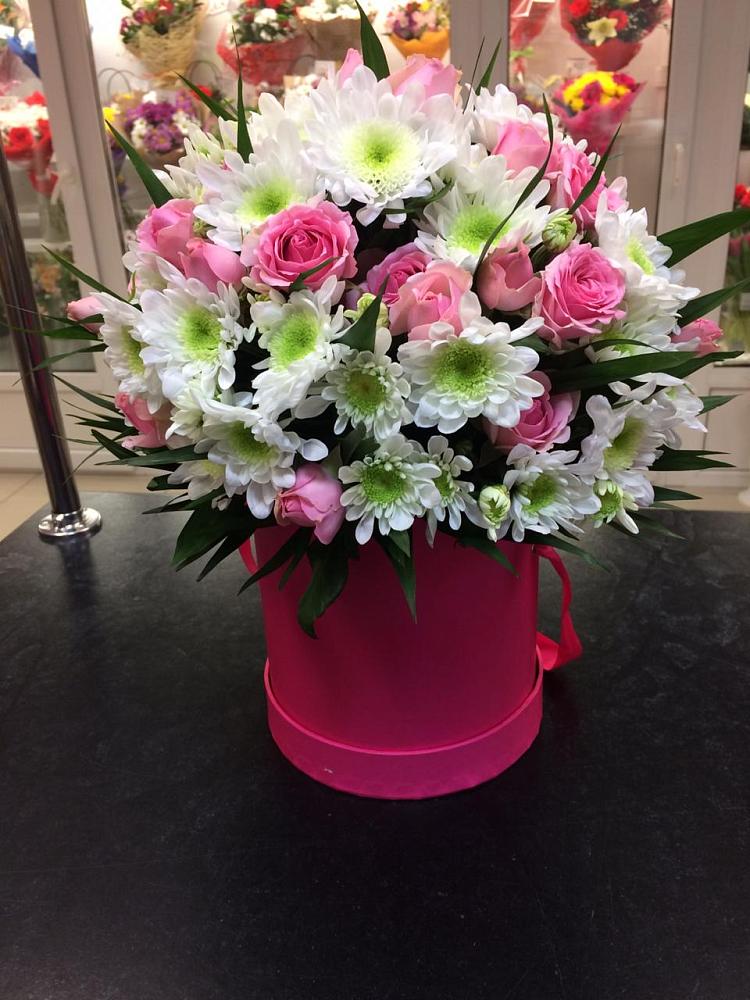 Цветочная композиция из Розы и Хризантемы в шляпной коробке в Зверево