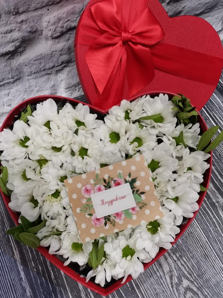 Цветочная композиция из Хризантемы в виде сердца в Зверево