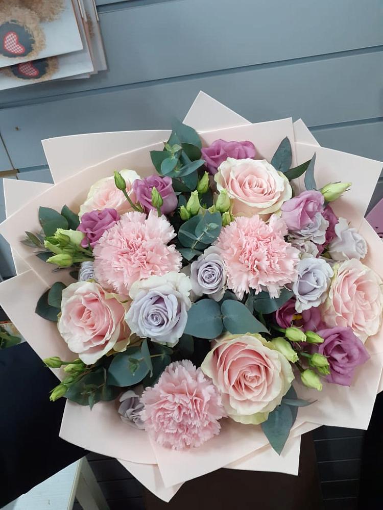 Букет цветов из: Розы, Гвоздики и Лизиантусы в Зверево