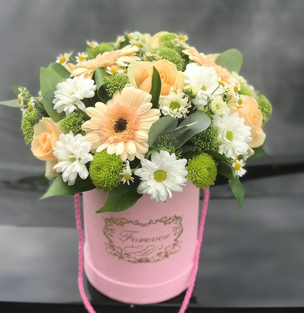 Цветочная композиция из Розы, Герберы и Хризантемы в шляпной коробке в Зверево