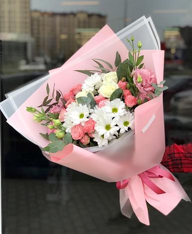 Букет цветов из: Розы, Лизиантусы и Хризантемы в Зверево