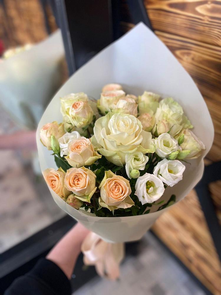 Букет цветов из: Розы и Лизиантусы в Зверево